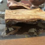 لوح تقطيع يدوي من خشب الزيتون Handmade olive wood cutting board